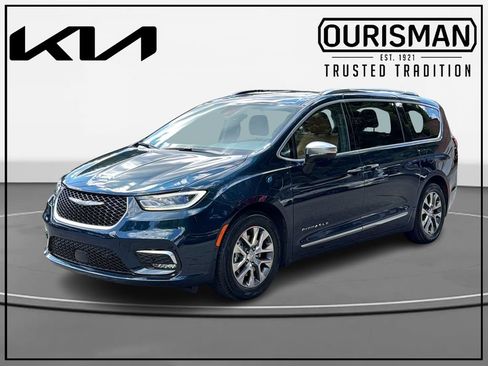 Used 2023 Chrysler Pacifica Pinnacle FWD image 2