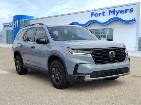 Used 2024 Honda Pilot TrailSport image 1