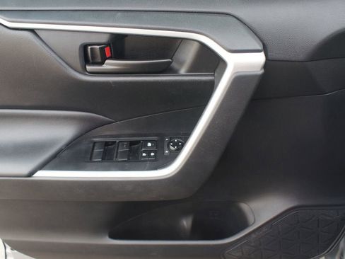 Used 2021 Toyota RAV4 LE FWD image 27