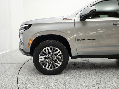 Used 2025 Chevrolet Suburban Z71 AWD/4WD image 36