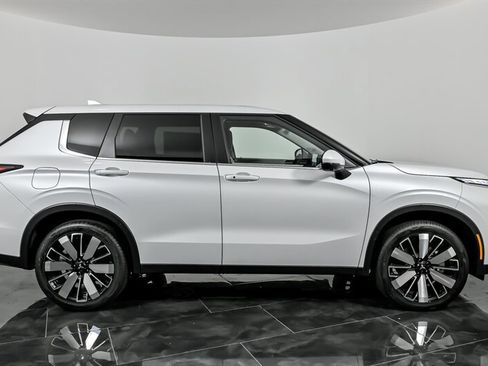 New 2025 Mitsubishi Outlander SE image 10