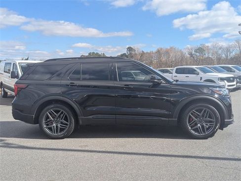 Used 2025 Ford Explorer ST image 2