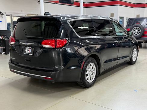 Used 2020 Chrysler Pacifica Touring w/ Advanced Safetytec Group FWD image 2