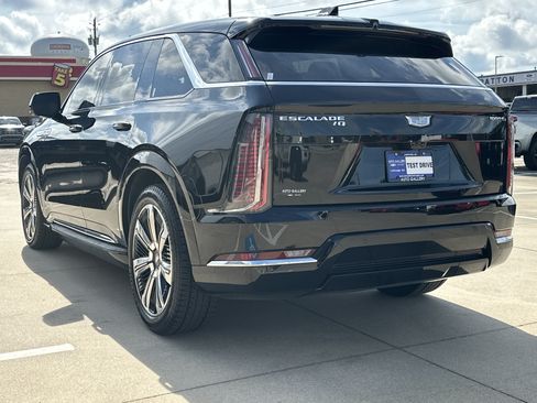 Certified 2025 Cadillac Escalade IQ Luxury 2 w/ LPO, Premium Carpet Package AWD/4WD image 8
