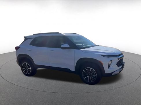 Used 2025 Chevrolet TrailBlazer LT image 2