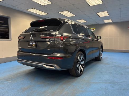 Used 2025 Mitsubishi Outlander SEL image 2