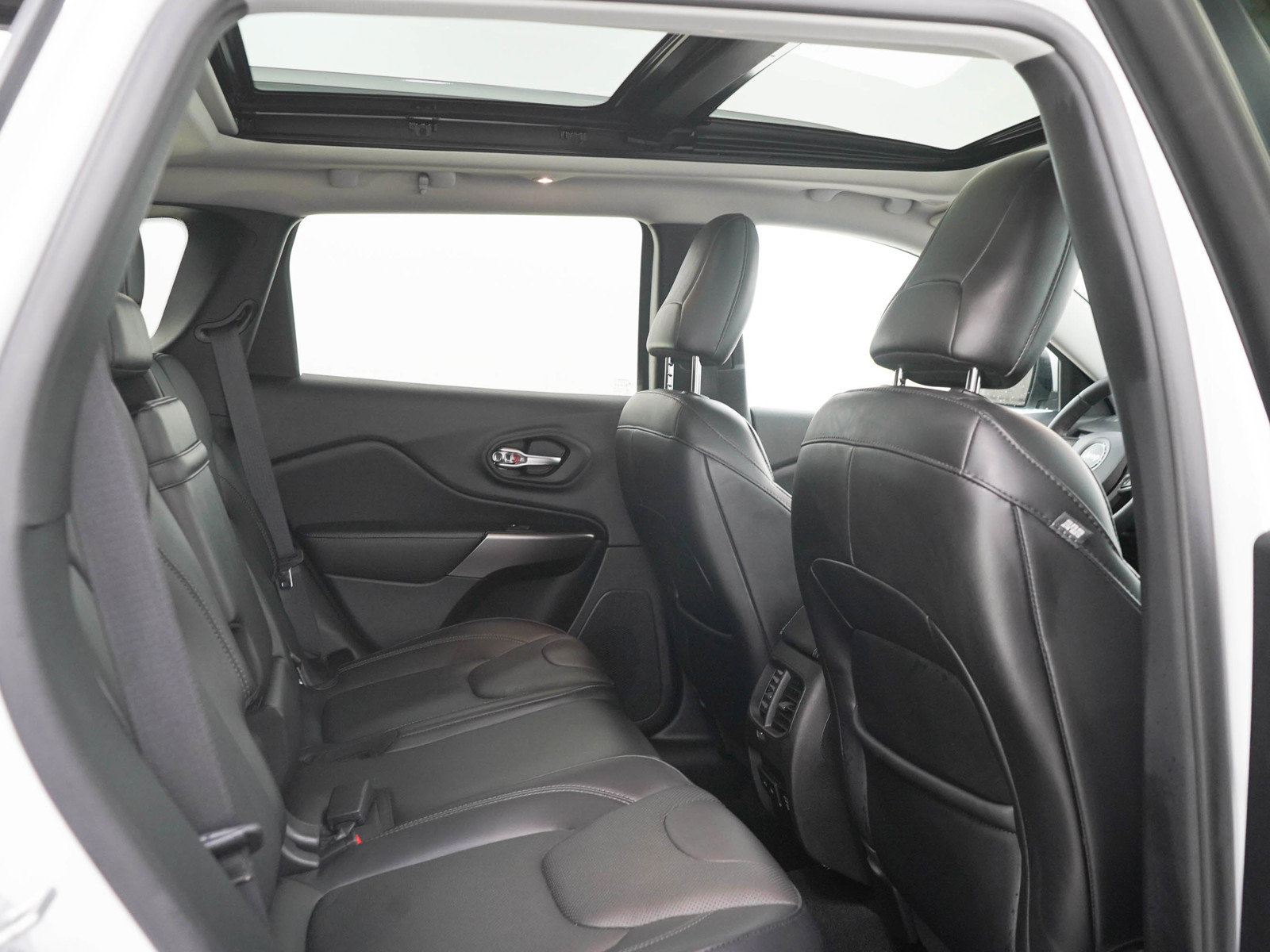 Used 2019 Jeep Cherokee Limited w/ Luxury Group AWD/4WD image 12