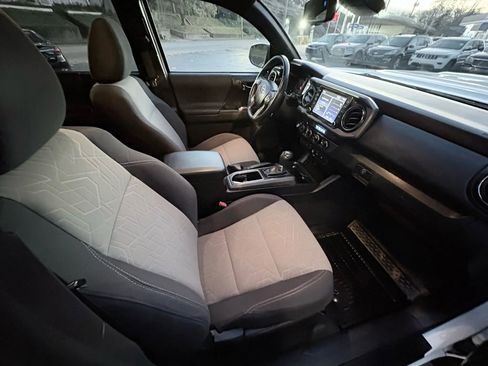 Used 2022 Toyota Tacoma TRD Sport w/ Technology Package image 21