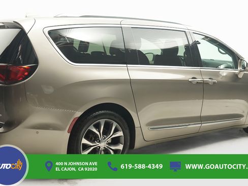Used 2017 Chrysler Pacifica Limited w/ Advanced Safetytec Group FWD image 6