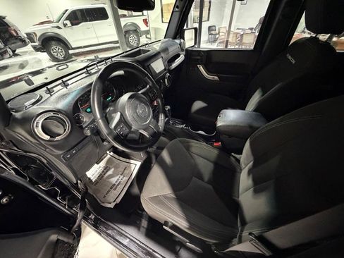 Used 2016 Jeep Wrangler Unlimited Rubicon w/ Connectivity Group AWD/4WD image 18