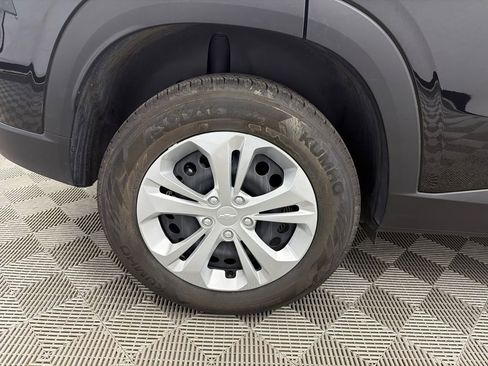 Used 2025 Chevrolet Trax LS FWD image 18