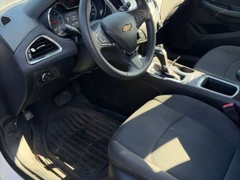 Used 2018 Chevrolet Cruze LT w/ Convenience Package FWD image 8