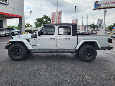 Used 2023 Jeep Gladiator Willys AWD/4WD image 7
