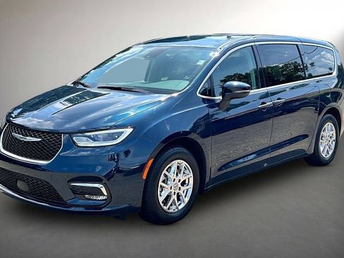 Used 2023 Chrysler Pacifica Touring-L FWD image 3