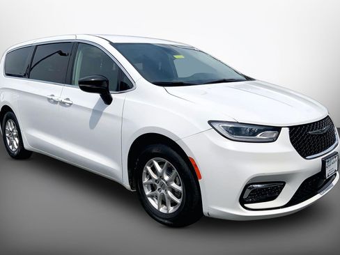 Used 2024 Chrysler Pacifica Touring-L FWD image 3