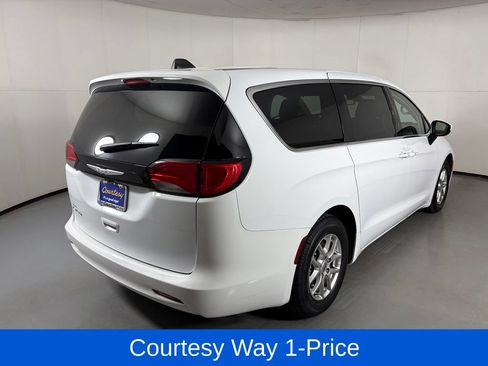 Used 2023 Chrysler Voyager LX FWD image 11