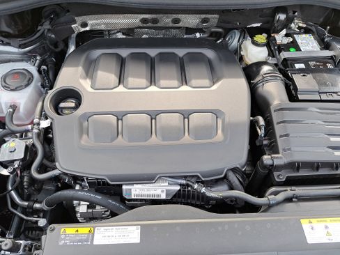 Used 2025 Volkswagen Tiguan SE image 28