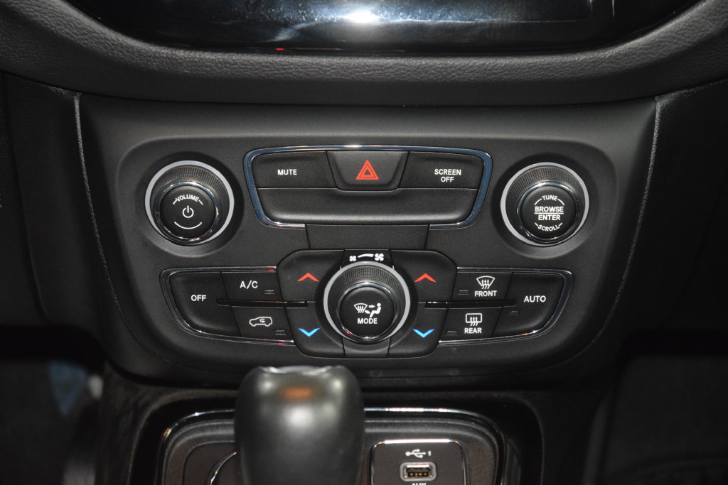 Used 2020 Jeep Compass Latitude AWD/4WD image 32