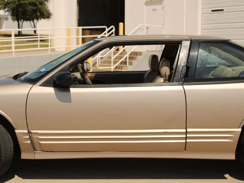 Used 1997 Oldsmobile Cutlass Supreme SL FWD image 28