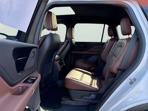 Used 2025 Lincoln Aviator Reserve AWD/4WD image 26