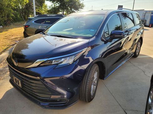 Used 2023 Toyota Sienna LE w/ LE Plus Package FWD image 1
