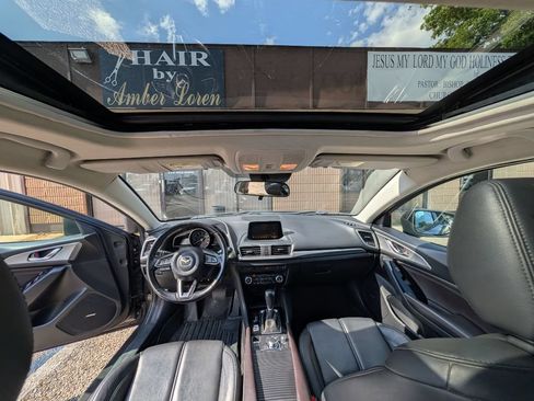 Used 2018 MAZDA MAZDA3 Touring FWD image 12