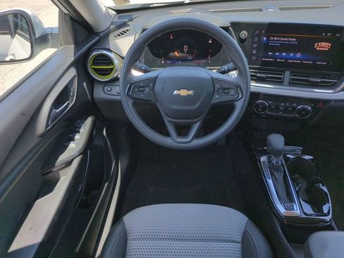Certified 2025 Chevrolet Trax LT FWD image 17
