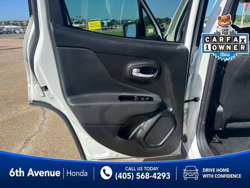 Used 2023 Jeep Renegade Latitude AWD/4WD image 17