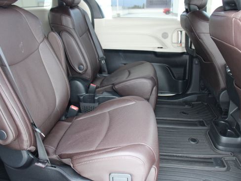 Certified 2023 Toyota Sienna Platinum image 18