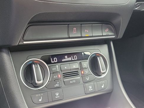 Used 2018 Audi Q3 2.0T Premium Plus w/ Premium Plus Package FWD image 28