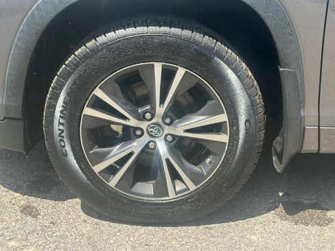 Used 2017 Toyota Highlander LE w/ Carpet Mat Package AWD/4WD image 5
