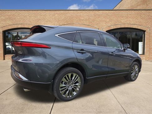 Used 2023 Toyota Venza XLE image 3