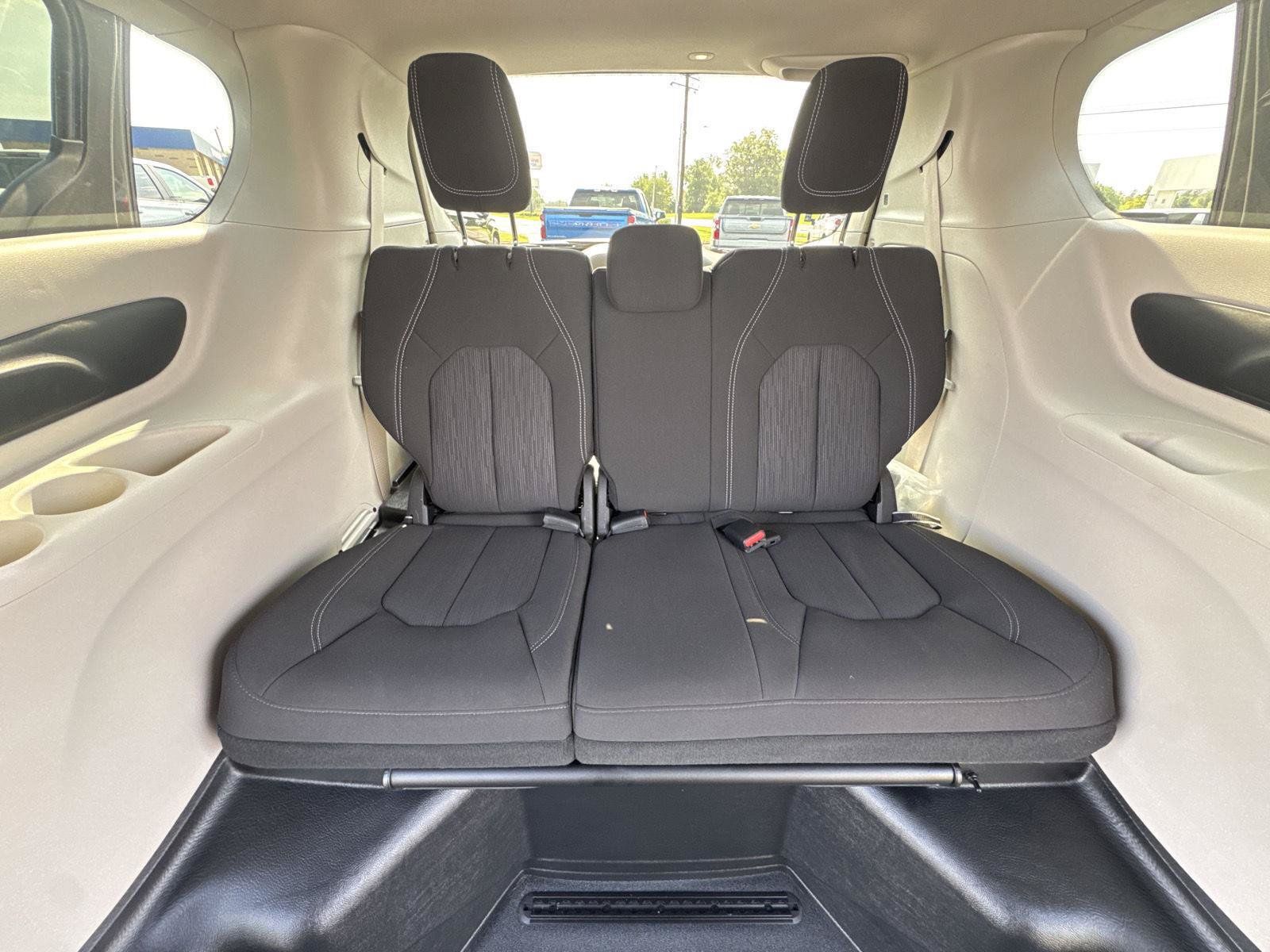 Used 2022 Chrysler Voyager LX FWD image 10