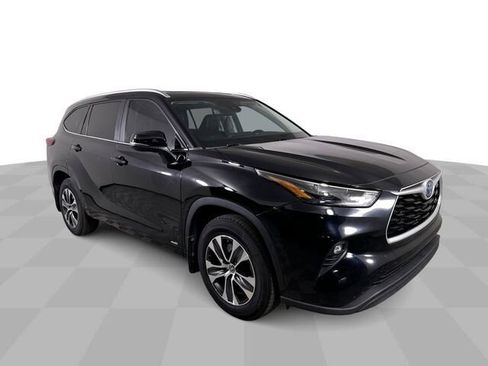 Used 2023 Toyota Highlander XLE image 2