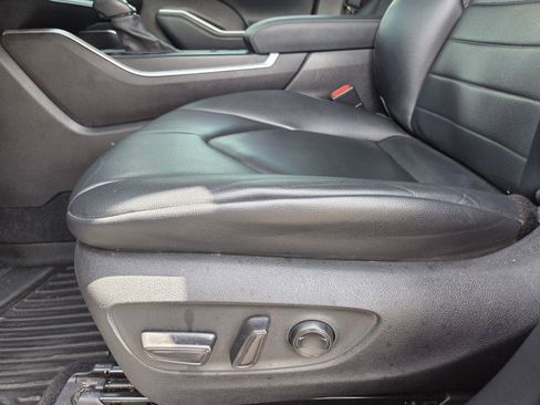 Used 2021 Toyota Highlander XLE FWD image 17