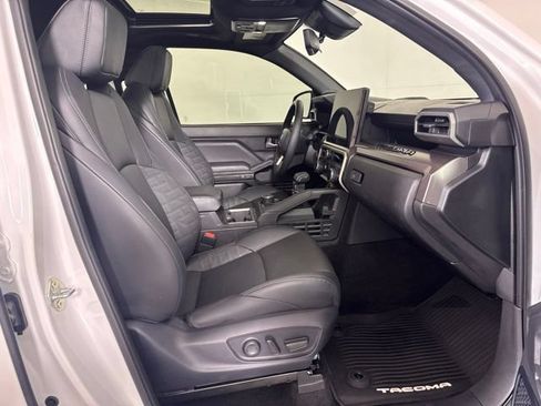 Used 2024 Toyota Tacoma TRD Sport w/ TRD Sport Premium Package AWD/4WD image 4