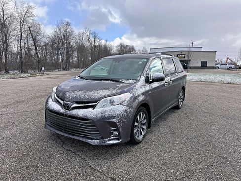 Used 2020 Toyota Sienna XLE w/ Carpet Mat Package image 5