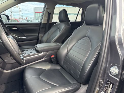 Used 2021 Toyota Highlander XLE image 14