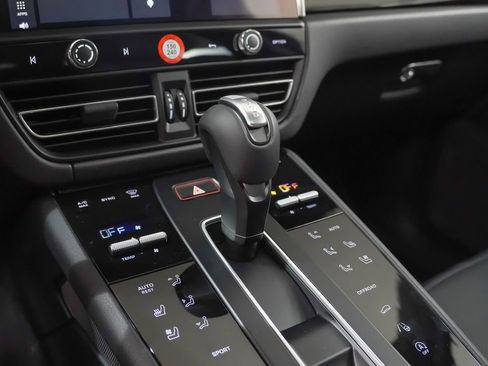 Certified 2026 Porsche Macan AWD/4WD image 32