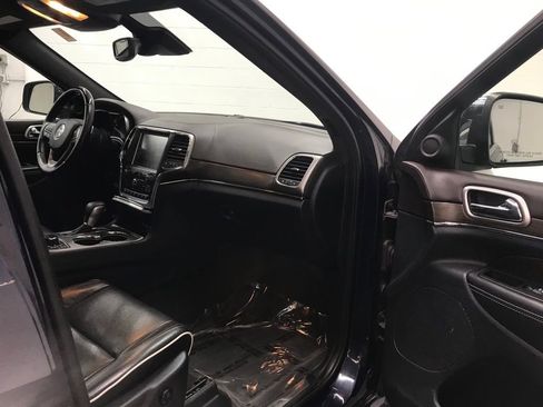 Used 2017 Jeep Grand Cherokee Overland w/ Jeep Active Safety Group image 36