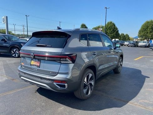 New 2025 Volkswagen Taos SE image 9