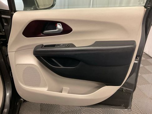 Used 2018 Chrysler Pacifica Limited w/ Advanced Safetytec Group FWD image 27