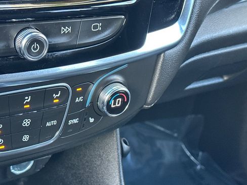 Used 2023 Chevrolet Traverse LT image 32