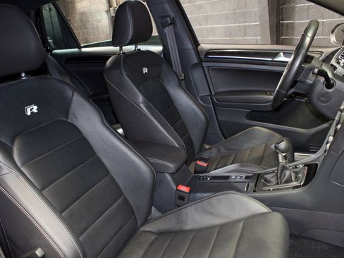 Used 2017 Volkswagen Golf R 4-Door image 37