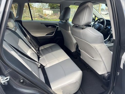 Used 2019 Toyota RAV4 XLE Premium image 14