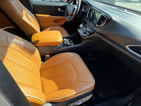 Used 2022 Chrysler Pacifica Pinnacle image 2