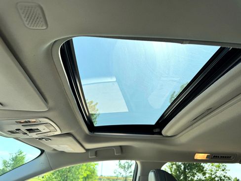 Used 2021 Toyota Sienna Limited image 23