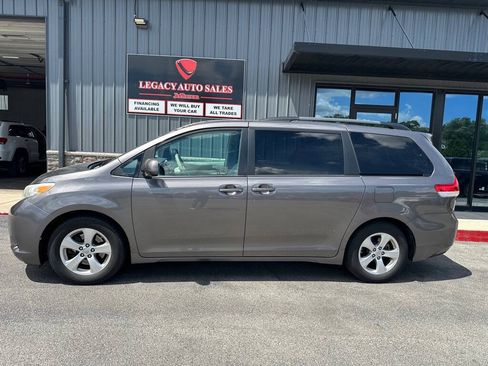 Used 2014 Toyota Sienna LE FWD image 2