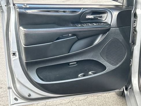 Used 2018 Dodge Grand Caravan SE image 11