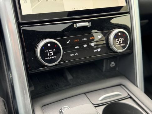 Used 2024 Land Rover Discovery Dynamic SE AWD/4WD image 14